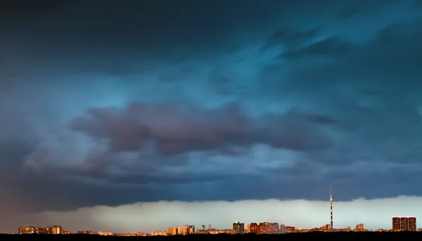 Nuvens de tempestade sobre a cidade — Fotografia de Stock