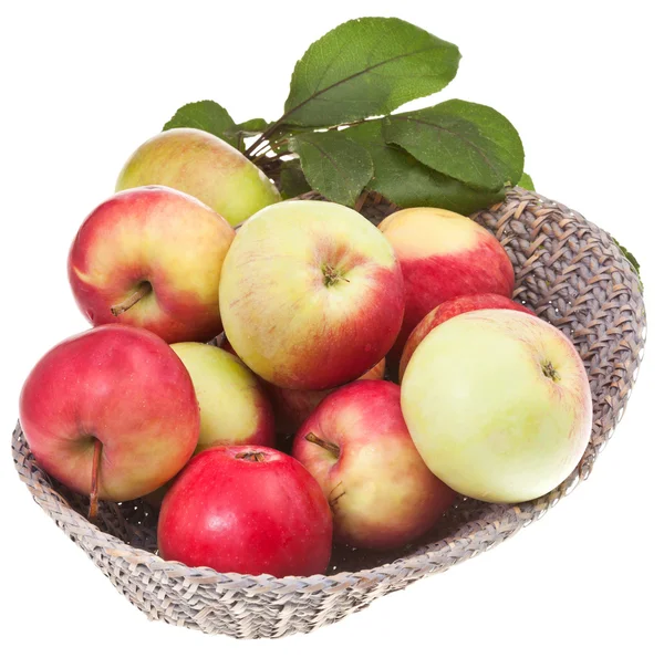 Frische Äpfel im Strohkorb isoliert auf weiß — Stockfoto