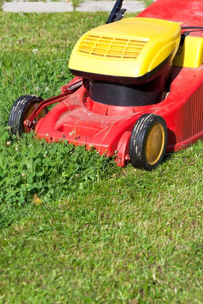 Mowing green lawn — Stock Photo, Image