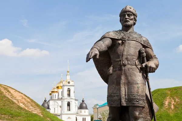 Joeri Dolgoruki monument in de buurt van dmitrov kremlin — Stockfoto