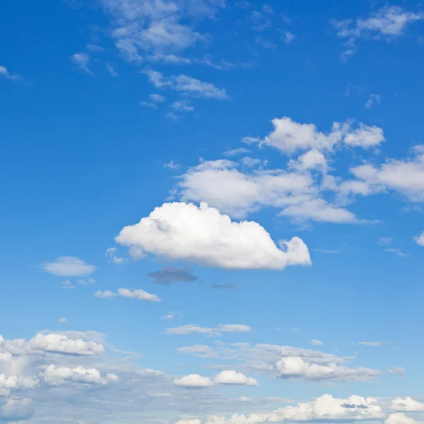 Nuvole bianche nel cielo blu nel giorno d'estate — Foto Stock