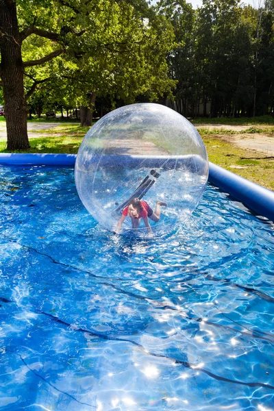Ragazza in palla d'acqua — Foto Stock
