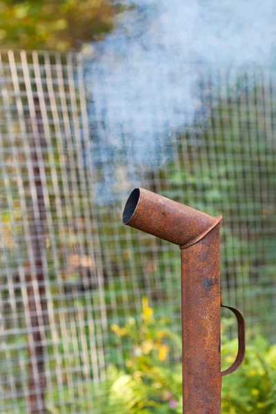 Rook uit roestig pipe — Stockfoto