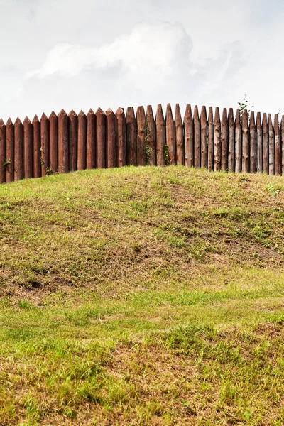 Parede de estacas de madeira em muralha — Fotografia de Stock