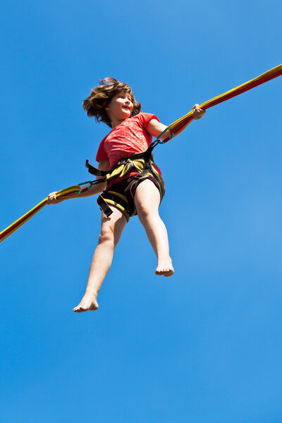 Девушка на шнур банджи
