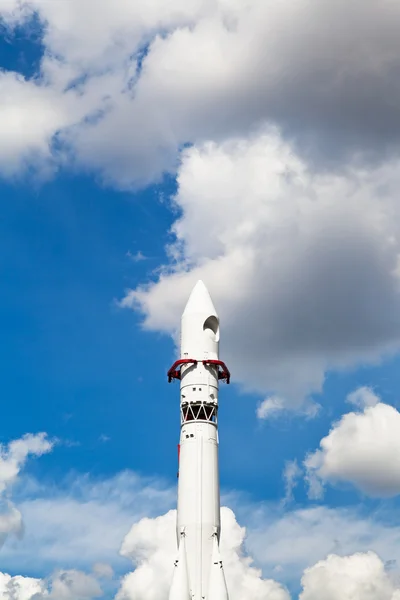 Vostok ruimtevaartuigen en blauwe hemel met wolken — Stockfoto