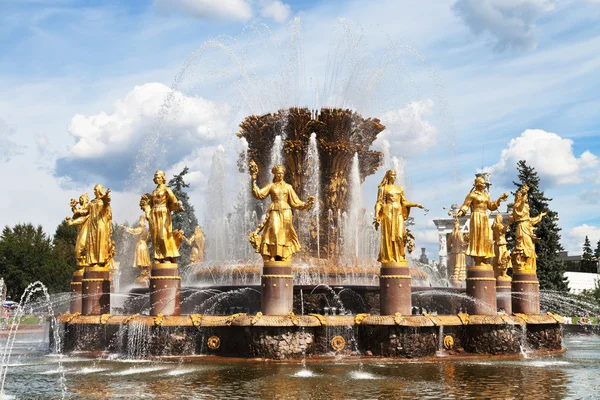 Fontein vriendschap van Naties op vvc in Moskou — Stockfoto