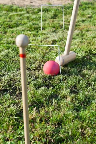 Jeu de croquet sur pelouse verte — Photo