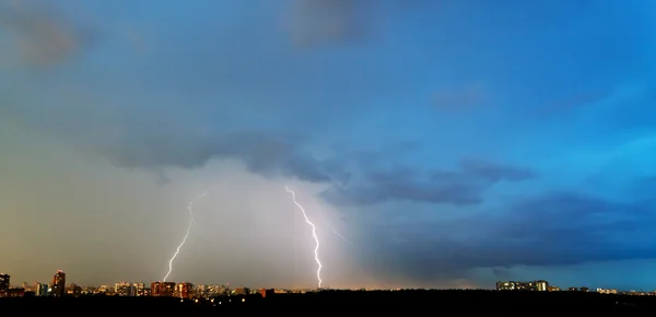 Şehir içinde iki yıldırımlar — Stok fotoğraf