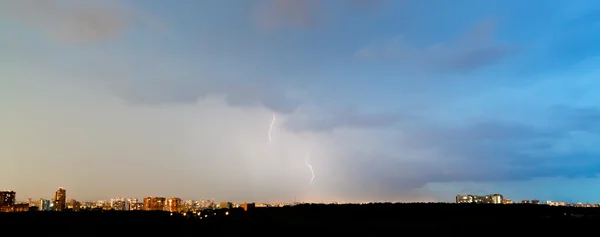 Thunderbolts w ciemny niebieski niebo nad miasto — Zdjęcie stockowe