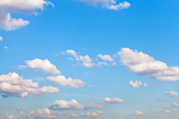 Nubes blancas en cielo azul en día de verano — Foto de Stock