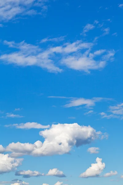 Białe chmury na błękitnym niebie w letni dzień — Zdjęcie stockowe