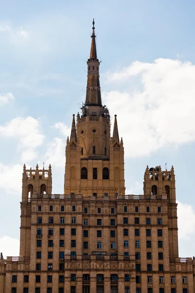 Edificio de gran altura en la plaza Kudrinskaya en Moscú — Foto de Stock