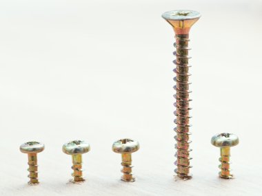 ahşap tahta aralığı vidalar sarılmış