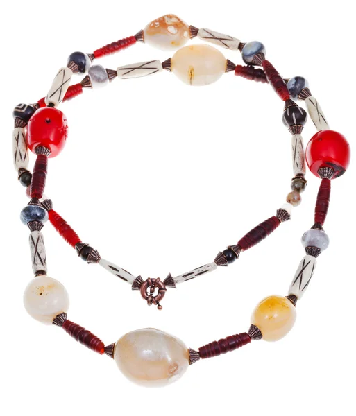 Ожерелье из лагата, красных кораллов, резной рог, кость — стоковое фото