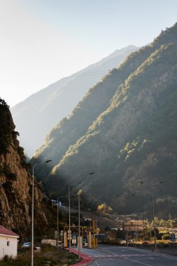 Gürcü askeri yola yakın Köyü yukarı lars