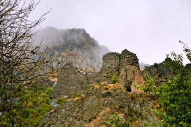 uçurum mağara yakınında geghard Manastırı, Ermenistan ile