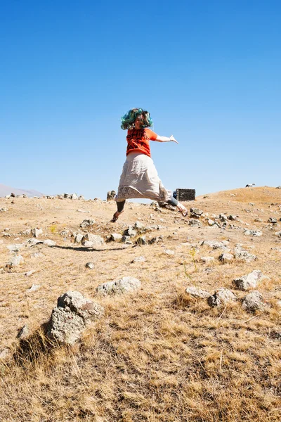 Mädchen und Zorats karer - Denkmal in Armenien — Stockfoto