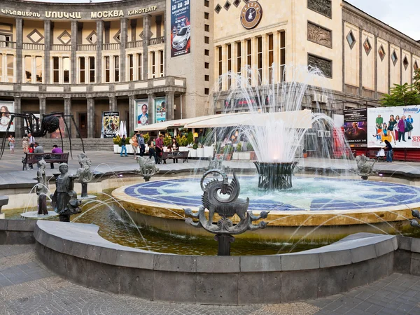 Fontein op charles aznavour plein in Jerevan — Stockfoto