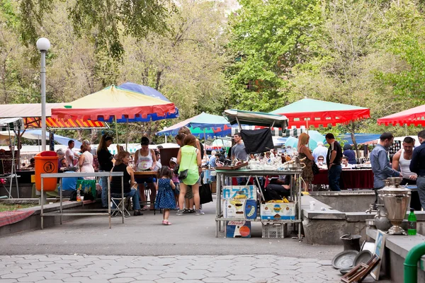 Tourists on street market Vernissage in Yerevan — Stock Photo, Image
