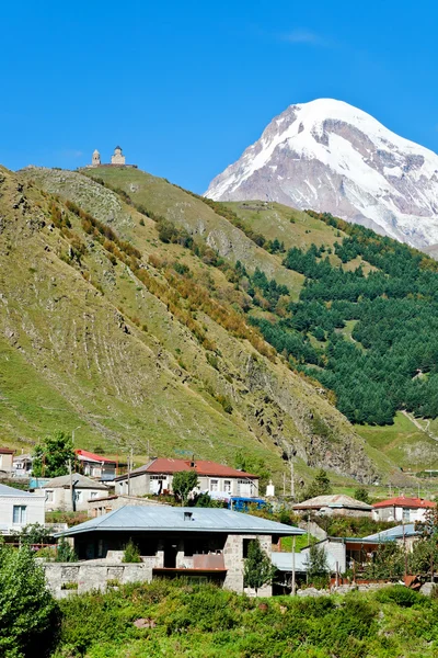 Village Stepantsminda and Mount Kazbek in Georgia — Stock Photo, Image