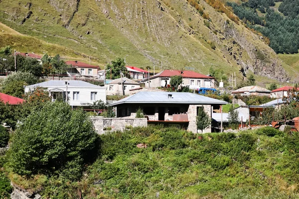 Casas de aldeia Stepantsminda na Geórgia — Fotografia de Stock