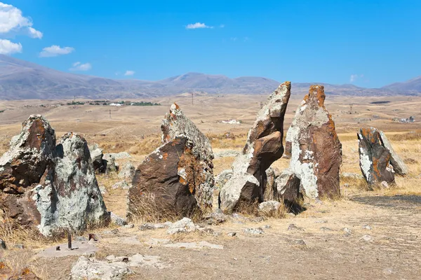 Megalitiska stående sten zorats karer i Armenien — Stockfoto