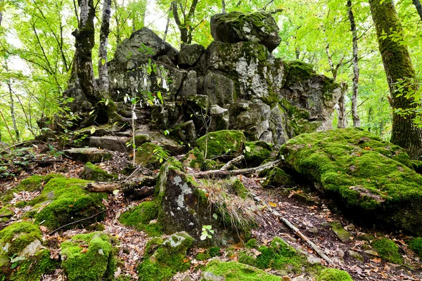 Каменный палец дьявола в горах Кавказа — стоковое фото