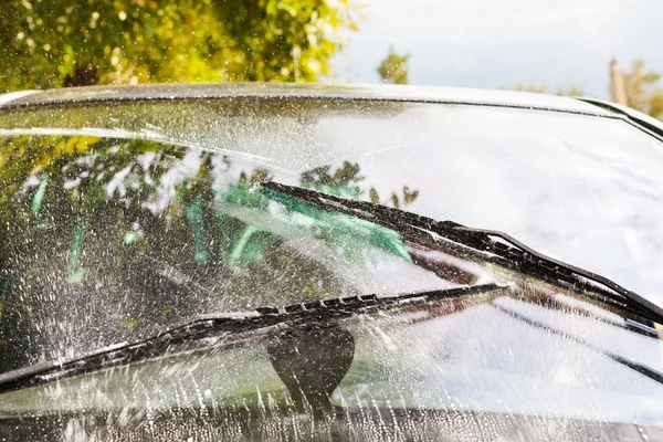 Essuie-glaces voiture lavage pare-brise — Photo