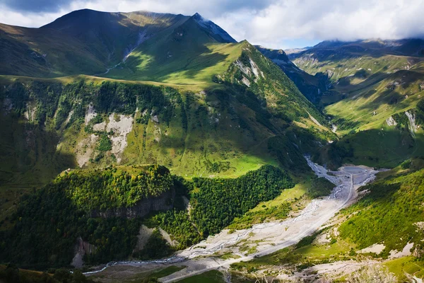 Valle del río Aragvi en las montañas del Cáucaso — Foto de Stock