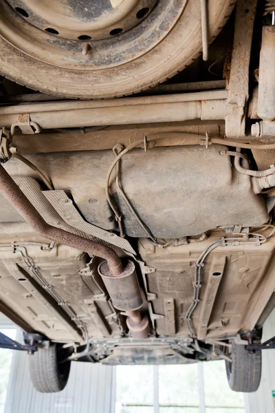 Автомобиль поднят на автоподъемнике на ремонтной станции — стоковое фото