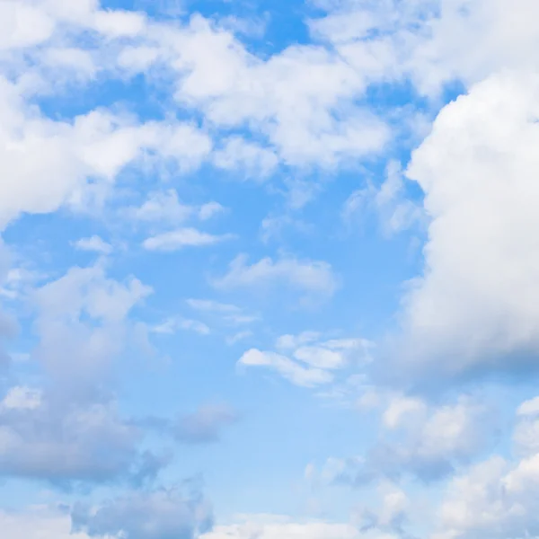 Cumulus nuvens em setembro céu azul — Fotografia de Stock