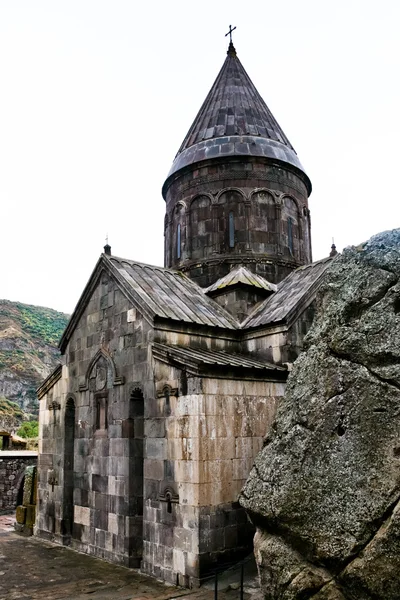 Monasterio medieval geghard en Armenia — Foto de Stock