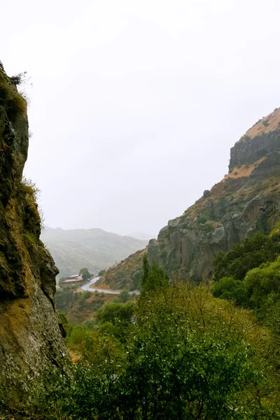 Дорога в ущелье реки Азат в Армении под дождем — стоковое фото