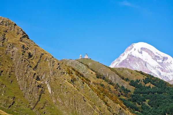 Gergeti Trinity kirkko ja Kazbek-vuori Georgiassa — kuvapankkivalokuva
