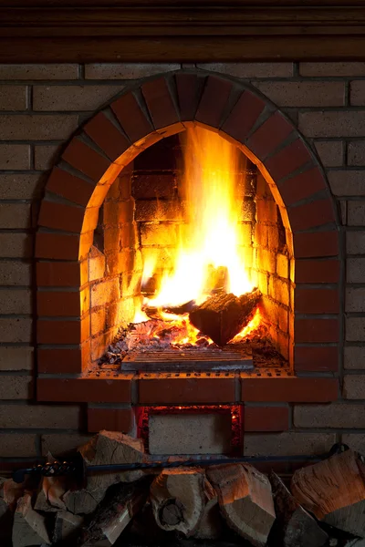 Fire in fireplace — Stock Photo, Image