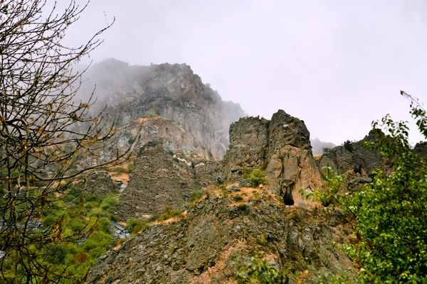 Falaise avec grotte près du monastère Geghard, Arménie — Photo