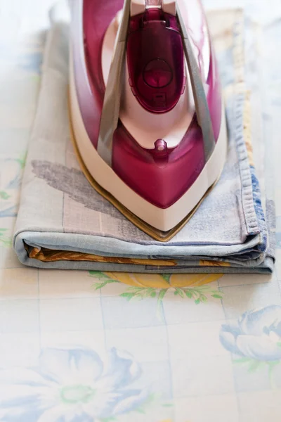 Iron ironing bedclothes — Stock Photo, Image