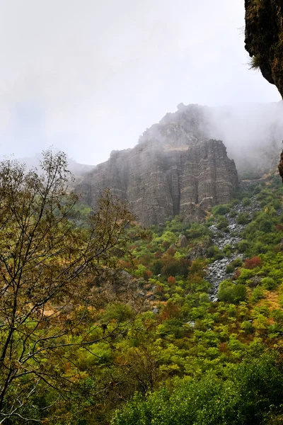 Klippor i dimma moln i regn i Armenien — Stockfoto