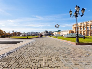Moskova'da modacı meydanda sonbahar günü