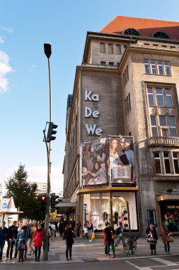 KaDeWe alışveriş merkezi - büyük mağazada berlin