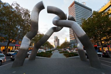 heykel berlin tauentzienstrasse üzerinde