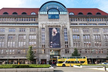 KaDeWe alışveriş merkezi içinde tauentzienstrasse boyunca ana giriş