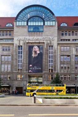 KaDeWe alışveriş merkezi içinde tauentzienstrasse ana girişinden