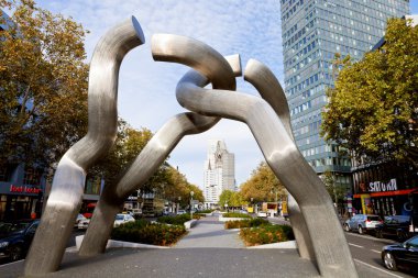 Berlin tauentzienstrasse tarihinde sabah heykel