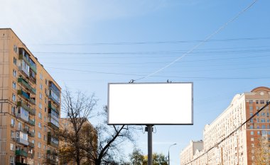 Beyaz açık havada reklam billboard kesmek