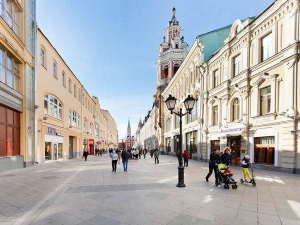 Rua Nikolskaya renovada em Moscou — Fotografia de Stock