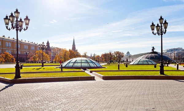 Панорама Манежной площади в Москве осенью — стоковое фото