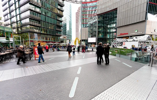 Turister i sony center på potsdam square, berlin — Stockfoto