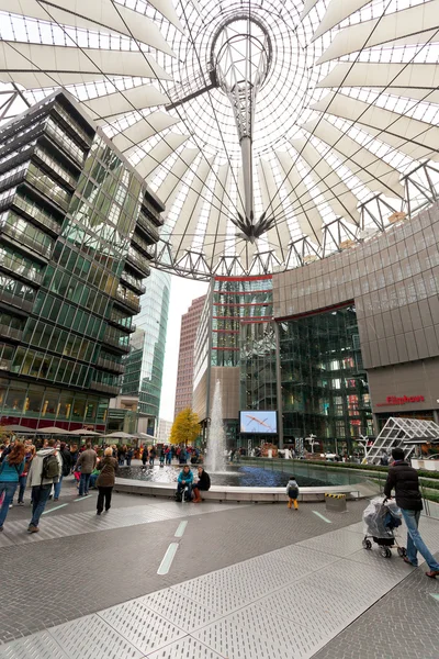 Turistas en Sony Center en la Plaza de Potsdam, Berlín — Foto de Stock